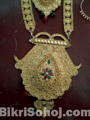 একদম নতুন নেকলেস